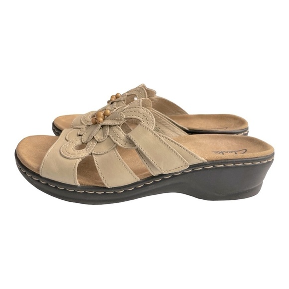 Women's Clarks Lexi Myrtle Tan color Size 10M Great condition, lightweight, soft - Picture 1 of 12